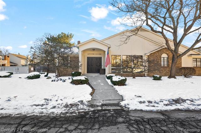 7106 Bridge Way W, West Bloomfield, MI 48322