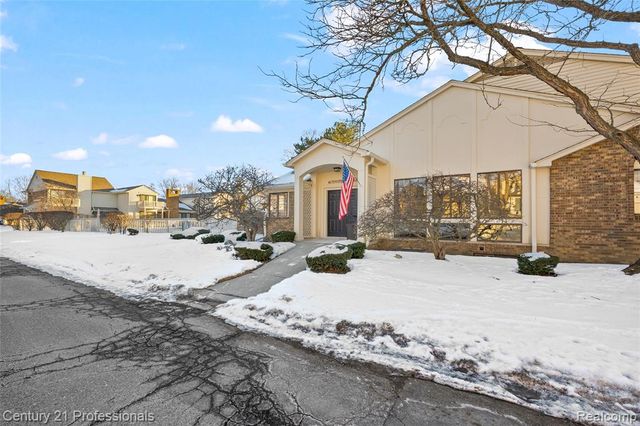 7106 Bridge Way W, West Bloomfield, MI 48322