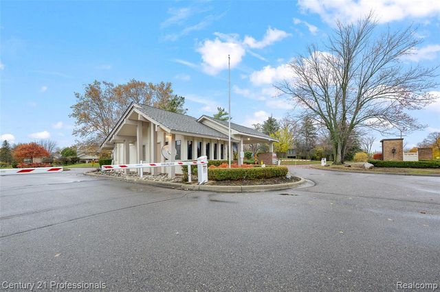 7106 Bridge Way W, West Bloomfield, MI 48322