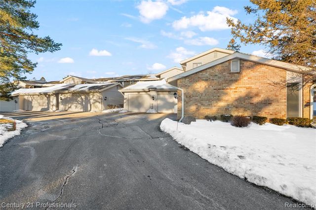 7106 Bridge Way W, West Bloomfield, MI 48322