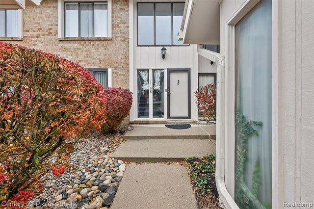 7106 Bridge Way W, West Bloomfield, MI 48322