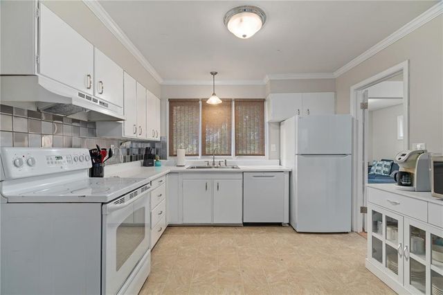 8401 W 68th Terrace, Overland Park, KS 66204