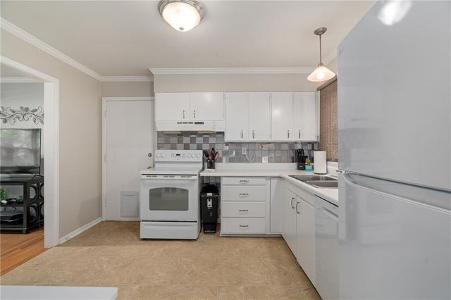8401 W 68th Terrace, Overland Park, KS 66204