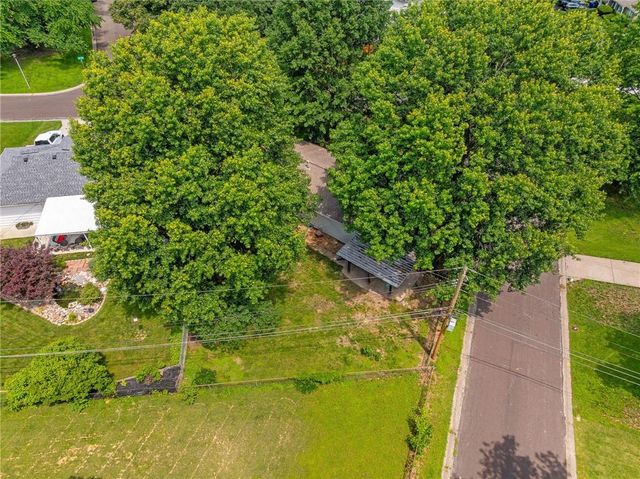 8401 W 68th Terrace, Overland Park, KS 66204