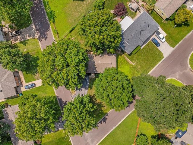 8401 W 68th Terrace, Overland Park, KS 66204