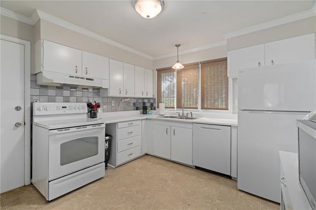 8401 W 68th Terrace, Overland Park, KS 66204