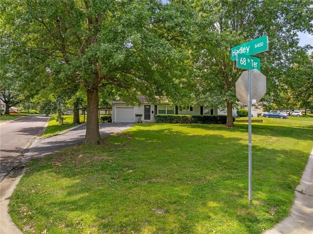 8401 W 68th Terrace, Overland Park, KS 66204
