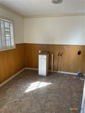 302 W French Street, Cuero, TX 77954