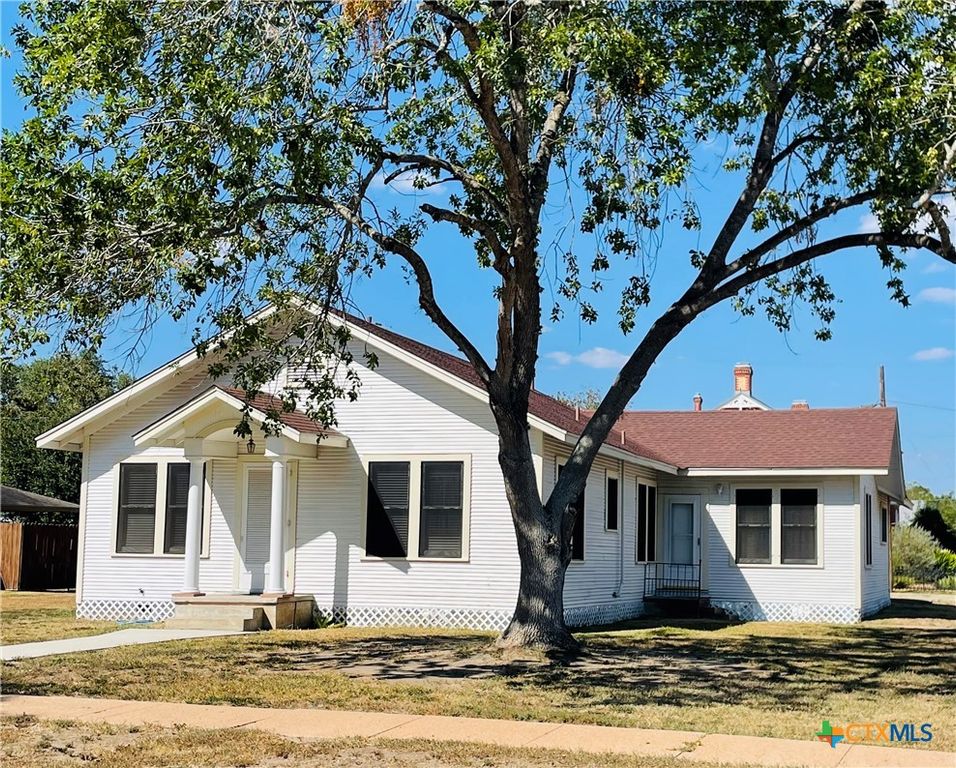 302 W French Street, Cuero, TX 77954