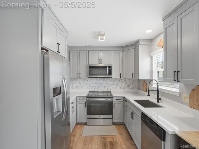135 W Kenilworth Avenue, Royal Oak, MI 48067