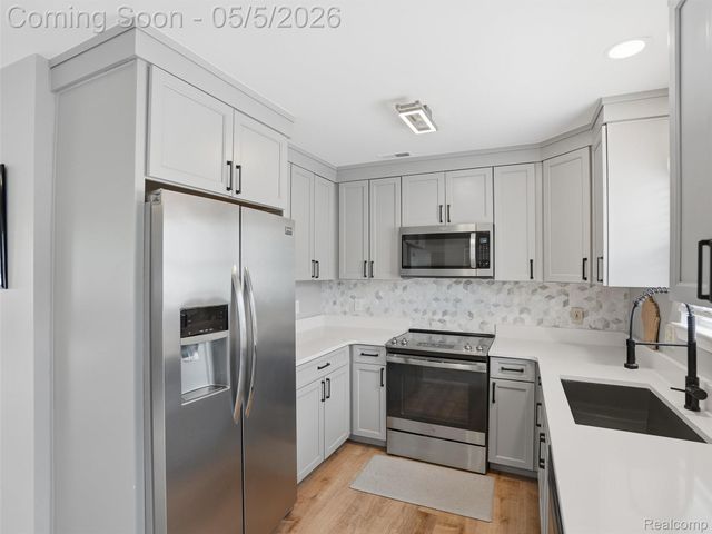 135 W Kenilworth Avenue, Royal Oak, MI 48067