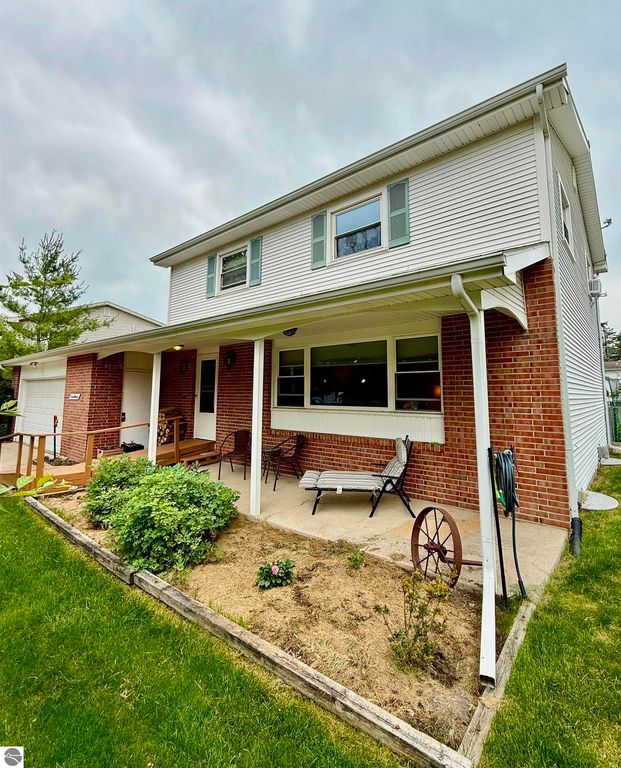 Image 2 of property listing at 311 Devon Drive, St Louis, MI 48880