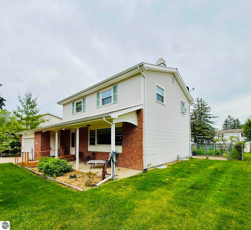 Image 3 of property listing at 311 Devon Drive, St Louis, MI 48880