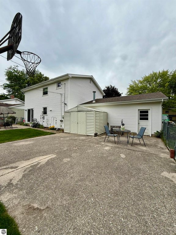 Image 5 of property listing at 311 Devon Drive, St Louis, MI 48880