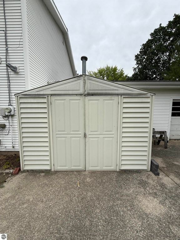 Image 6 of property listing at 311 Devon Drive, St Louis, MI 48880