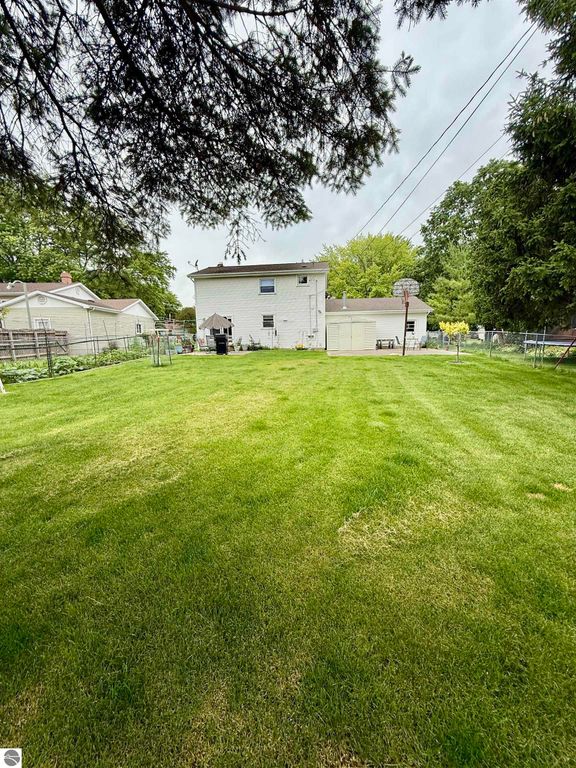 Image 8 of property listing at 311 Devon Drive, St Louis, MI 48880