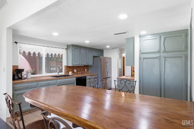 5904 Landfair Drive, Bakersfield, CA 93309