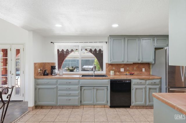 5904 Landfair Drive, Bakersfield, CA 93309