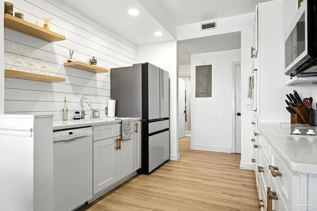 80 Baybridge Dr B, Gulf Breeze, FL 32561