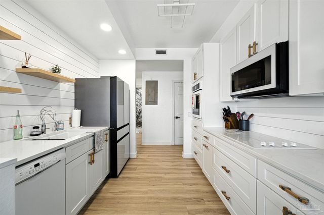 80 Baybridge Dr B, Gulf Breeze, FL 32561