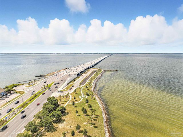 80 Baybridge Dr B, Gulf Breeze, FL 32561