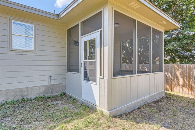 131 Hilldale CT, Kyle, TX 78640