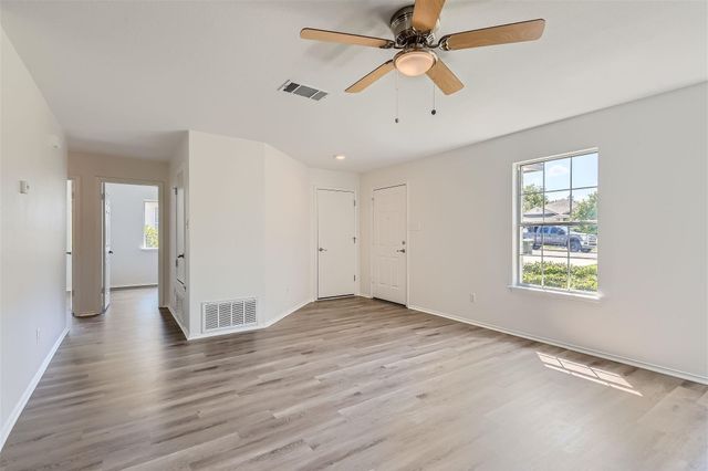 131 Hilldale CT, Kyle, TX 78640