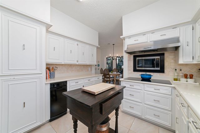 2 Noontide Circle, The Woodlands, TX 77380