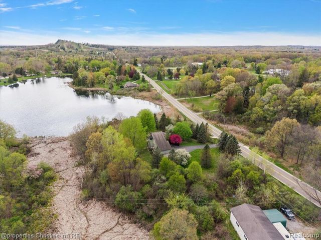 6175 Tripp Road, Holly, MI 48442
