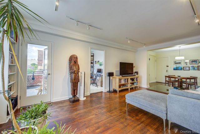83-33 Austin Street 6C, Kew Gardens, NY 11415