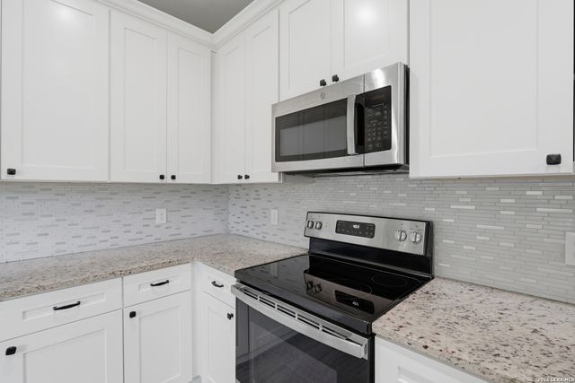 1135 Hedgestone, Canyon Lake, TX 78133