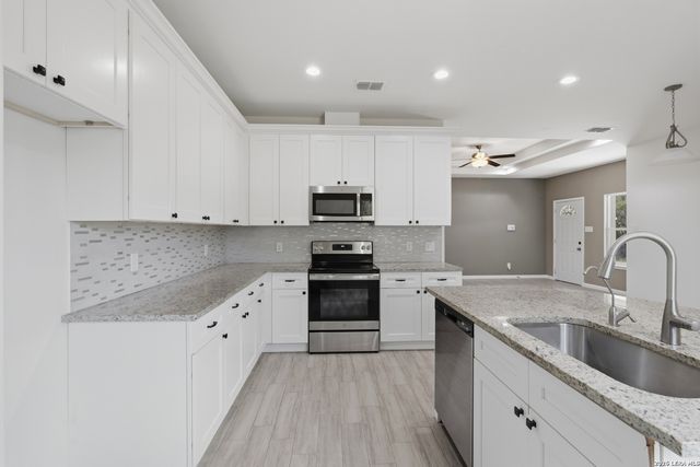 1135 Hedgestone, Canyon Lake, TX 78133