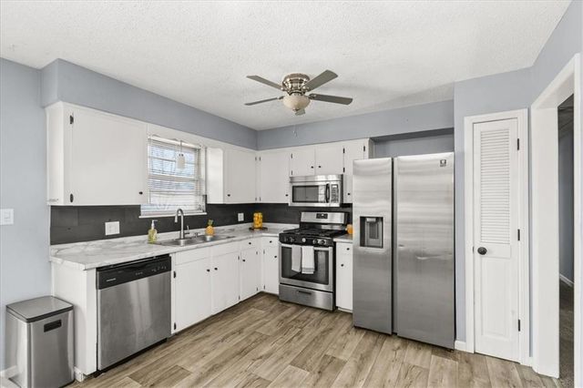 305 Concord Circle, Grain Valley, MO 64029