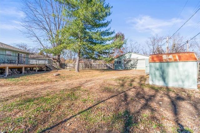 305 Concord Circle, Grain Valley, MO 64029