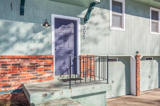 305 Concord Circle, Grain Valley, MO 64029
