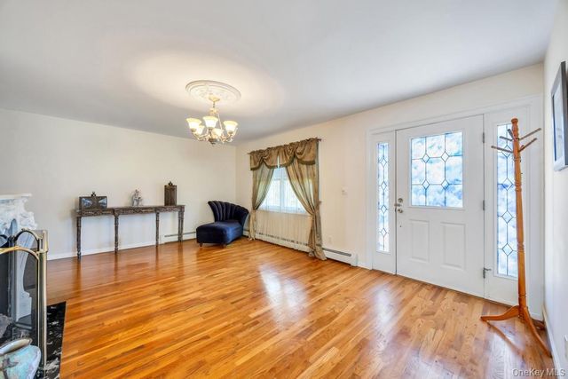 64 Cottage Place, Mineola, NY 11501