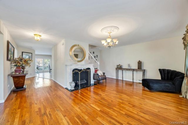 64 Cottage Place, Mineola, NY 11501