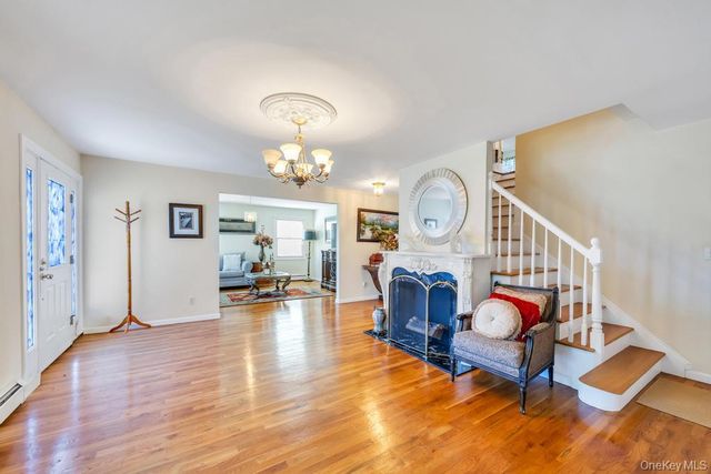 64 Cottage Place, Mineola, NY 11501