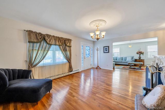 64 Cottage Place, Mineola, NY 11501