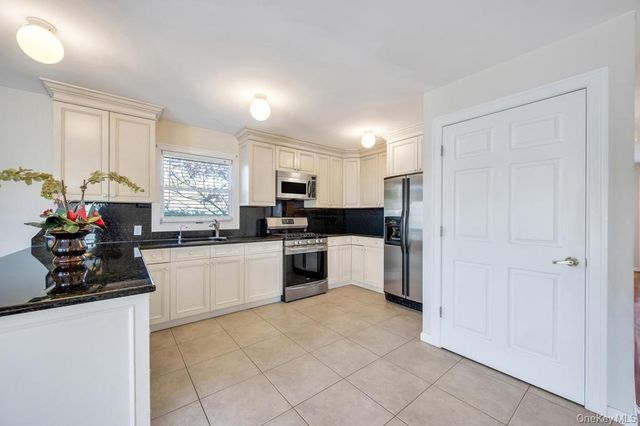 64 Cottage Place, Mineola, NY 11501