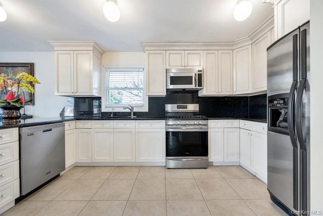 64 Cottage Place, Mineola, NY 11501