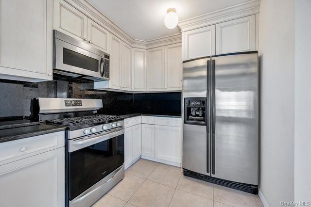 64 Cottage Place, Mineola, NY 11501