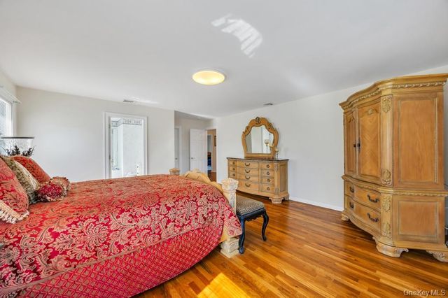 64 Cottage Place, Mineola, NY 11501