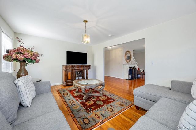 64 Cottage Place, Mineola, NY 11501