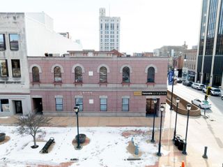 15 S Old State Capitol Plaza Space 3, Springfield, IL 62701