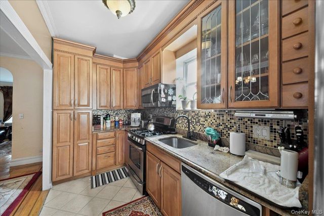 2445 Yates Avenue, Bronx, NY 10469