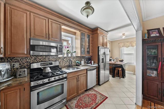 2445 Yates Avenue, Bronx, NY 10469