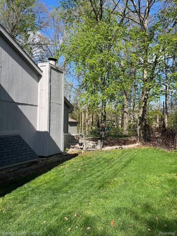1041 FAIRWAY TRAILS Drive, Brighton, MI 48116