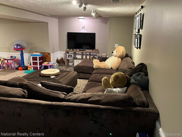 1041 FAIRWAY TRAILS Drive, Brighton, MI 48116