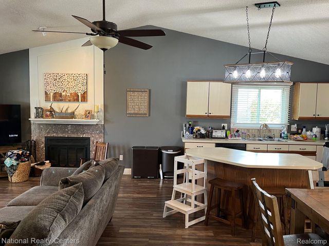 1041 FAIRWAY TRAILS Drive, Brighton, MI 48116